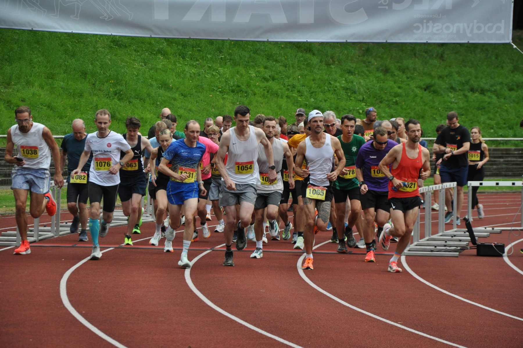 Startfeld beim Abendlauf 2025