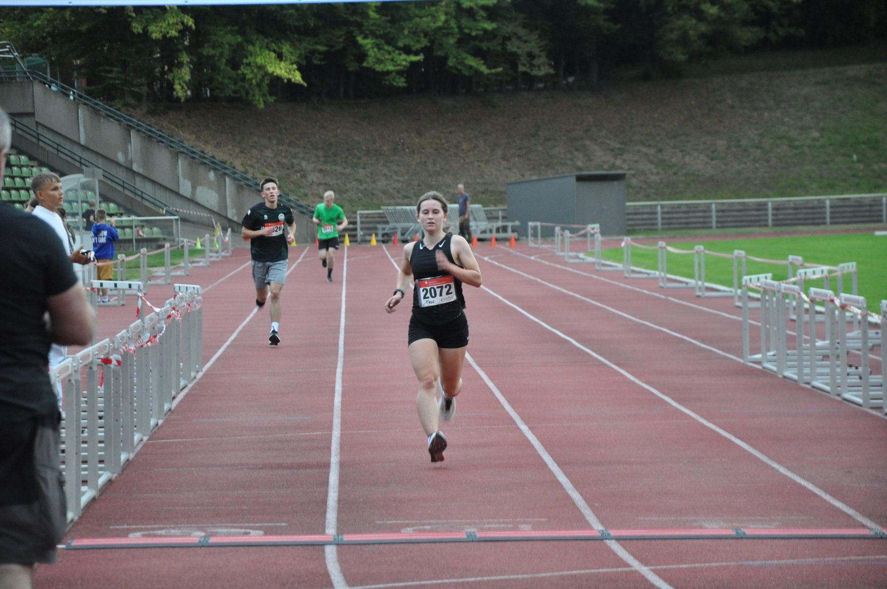 Läuferin auf der Zielgeraden beim Abendlauf 2025